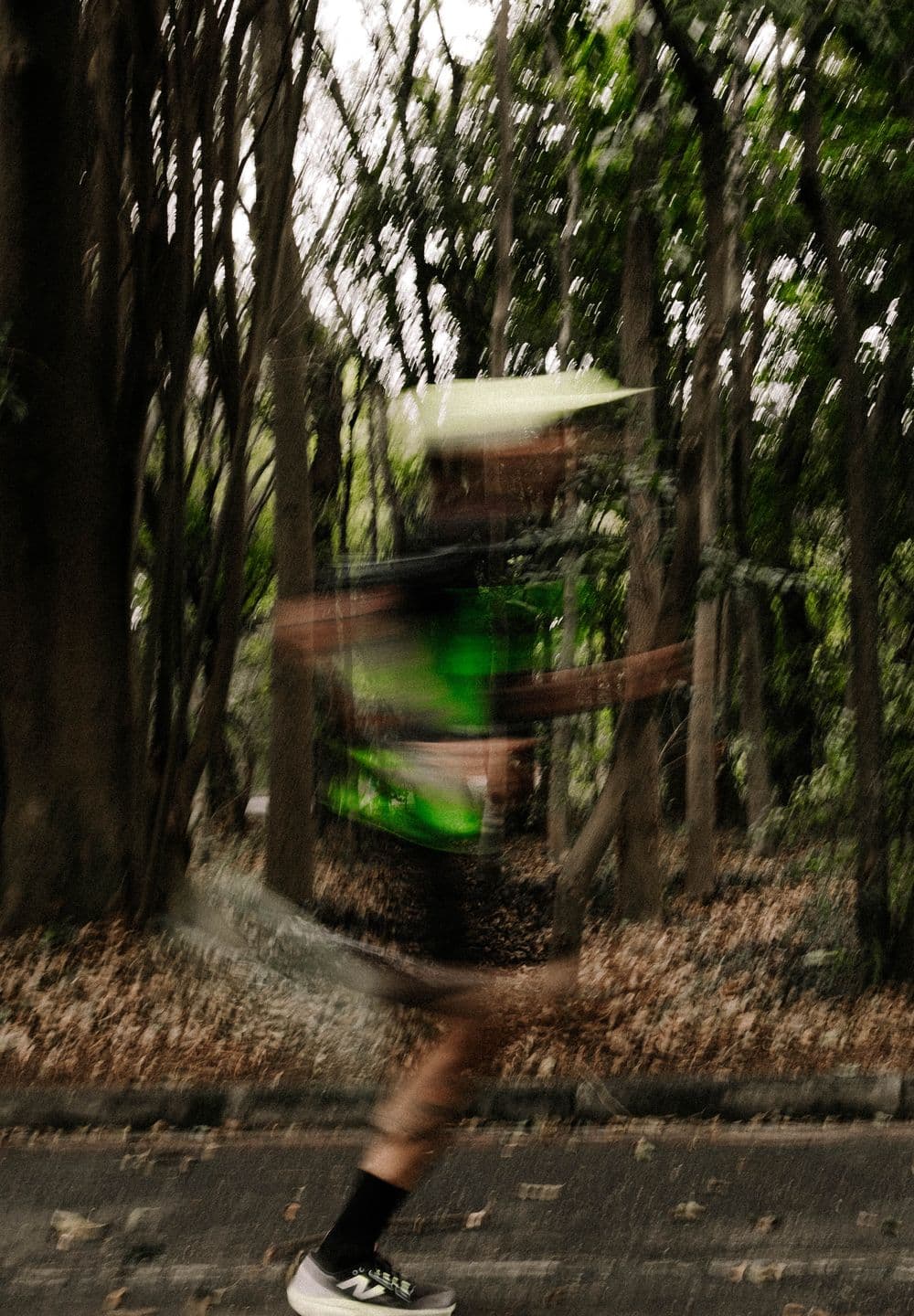 Corredor em movimento intenso entre as árvores
